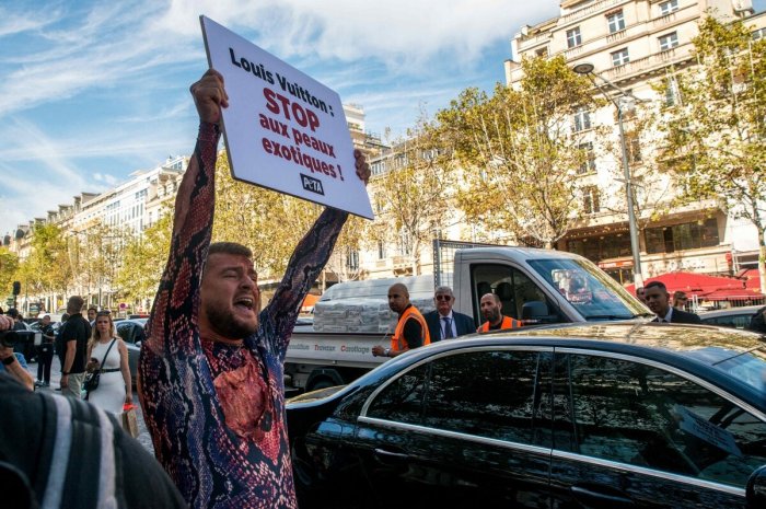 Jeremstar : son action coup de poing devant Louis Vuitton à Paris 