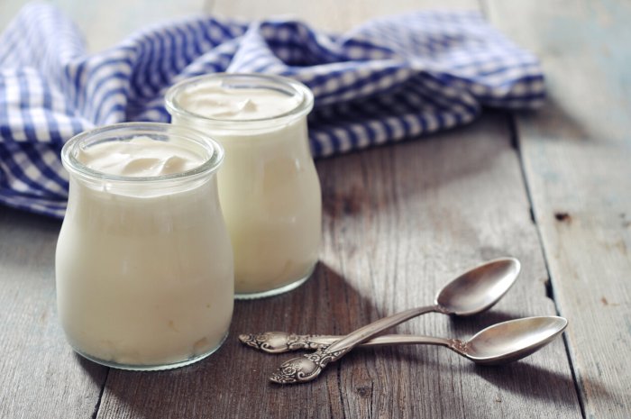 Des yaourts "pot en verre" à la vanille (sans marque) 