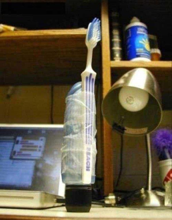 La brosse à dents électrique... grâce à un vibromasseur !