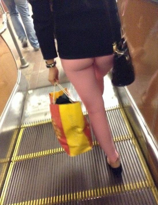 Cette femme a-t-elle oublié son pantalon ?