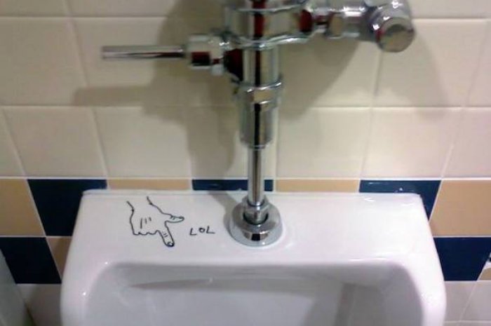 Une indication pour les "mauvaus viseurs" dans les toilettes pour hommes