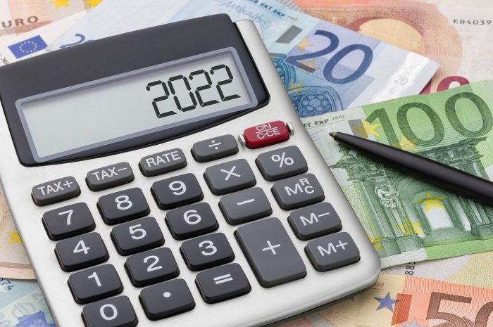 Avoir un revenu fiscal de référence inférieur ou égal à 14 700 euros annuels en 2022