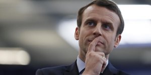 "Il commence à avoir tous les symptômes de Sarko" : Emmanuel Macron lâché par les siens