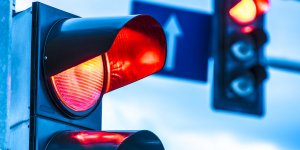 Les feux de circulation de votre commune sont-ils illégaux ?