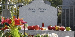 Jacques Chirac : pourquoi retrouve-t-on des pommes sur sa tombe ?