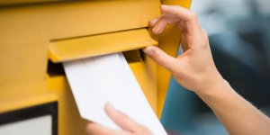 Chèques vacances, carte bleue, passeport… Comment envoyer ses documents de valeur par courrier (sans se les faire voler) ?