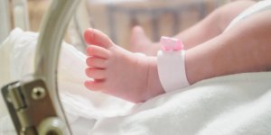 2700 bébés meurent chaque année en France : les explications avancées 