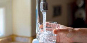 Coronavirus : pourquoi l’eau du robinet sent-elle le chlore ?