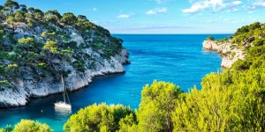 Visiter la Méditerranée autrement : 7 sites insolites à découvrir pendant vos vacances 