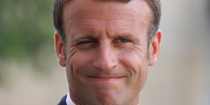 Emmanuel Macron : qui est cette femme à qui il envoie des poèmes par SMS ?