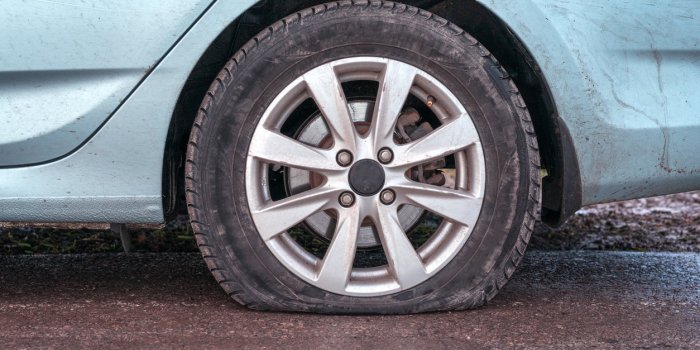 Arnaque au pneu crevé : l'escroquerie bien rodée qui sévit sur les routes