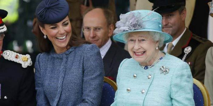 Happy birthday la Reine Elizabeth II : 90 ans de franche rigolade (photos)