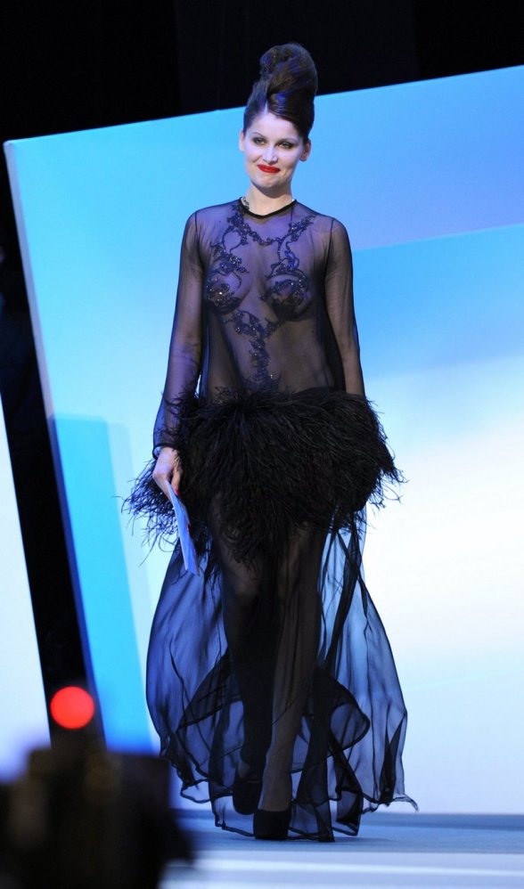 En 2010, Laetitia Casta est apparue sur la scène des César dans une robe Yves Saint-Laurent 