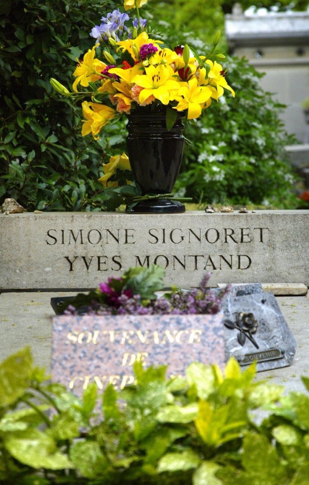 Sa sépulture se trouve au cimetière du Père-Lachaise à Paris