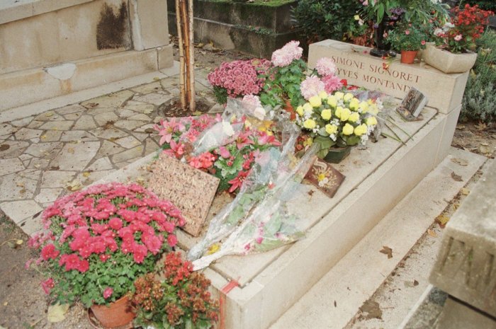 Sa tombe fleurie en 2000