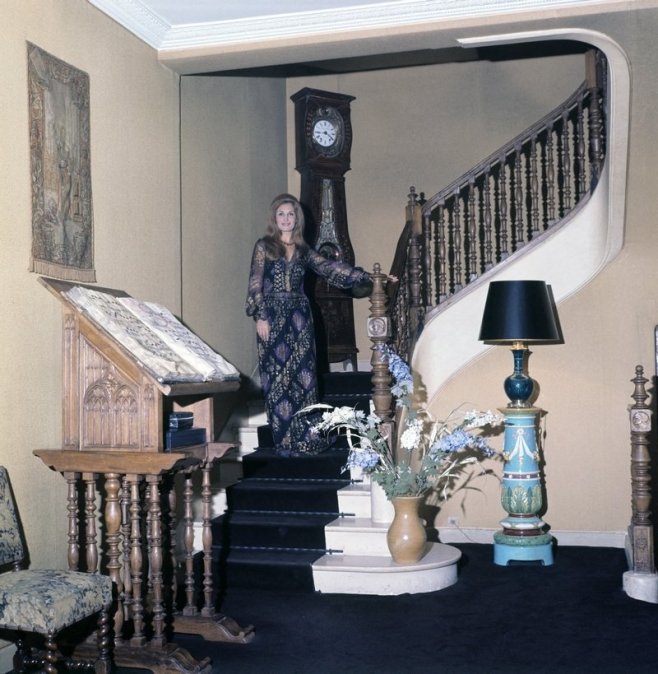 Dalida dans les escaliers de sa maison