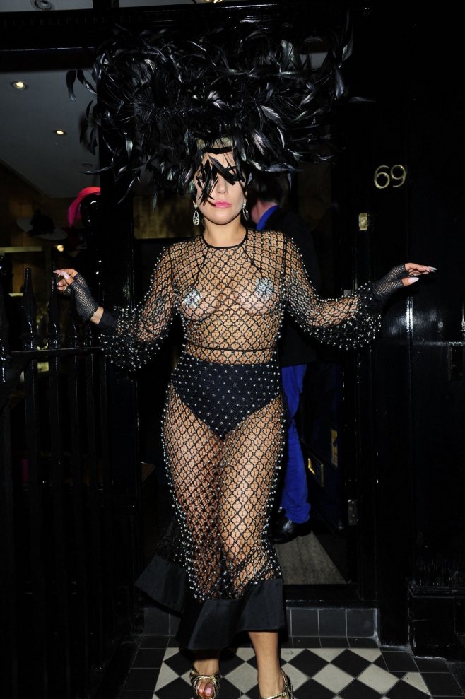 Lady Gaga les seins (presque) à l'air