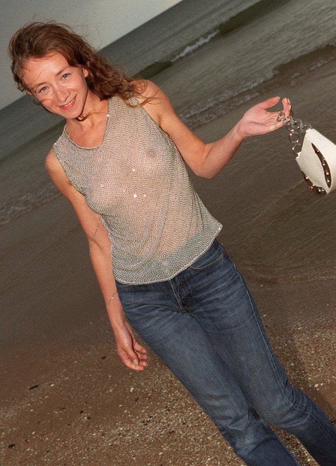 Sylvie Testud canon sur les plages de Cabourg