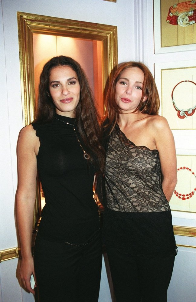 Claire Keim pose avec Elisa Tovati en 2001