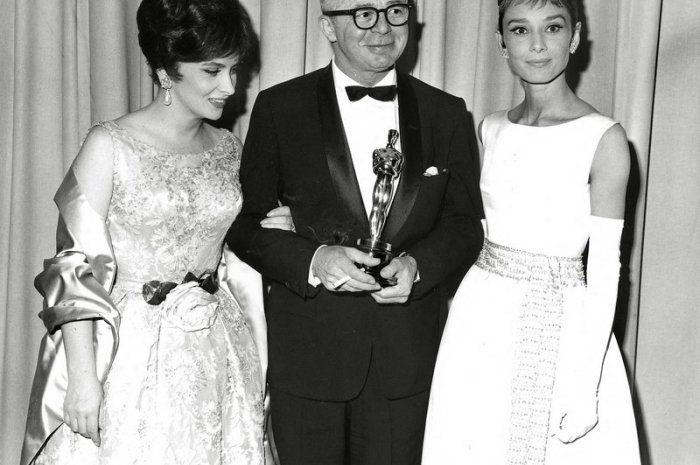 Gina Lollobrigida (à gauche) aux Oscars en 1961