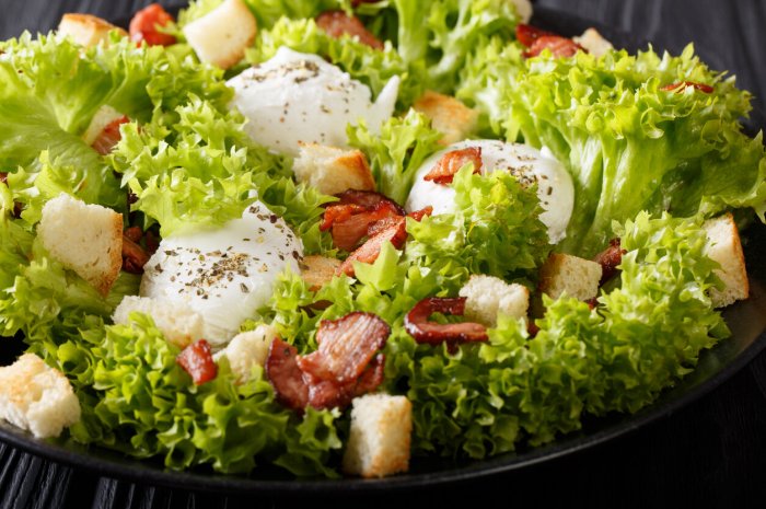 La salade Lyonnaise (plat)