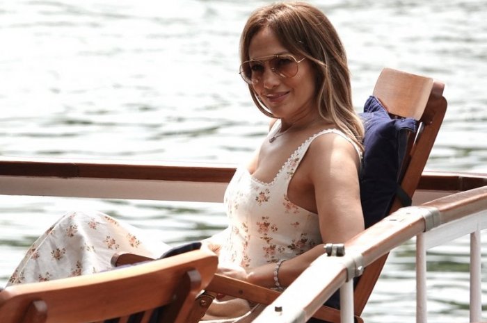 Jennifer Lopez en voyage sur la Seine