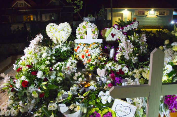 La tombe de Johnny Hallyday ornée de mille fleurs