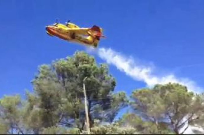 Des avions bombardiers d'eau mobilisés par les sapeurs-pompiers