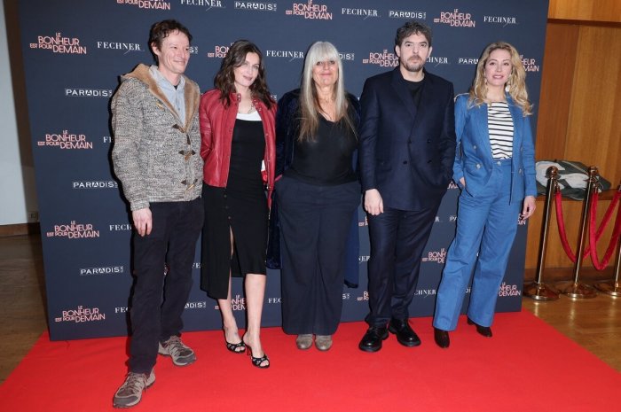Laetitia Casta avec l'équipe du film sur le tapis rouge