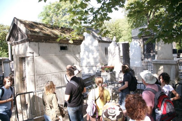 Les fans et touristes devant la tombe de Jim Morrison en été
