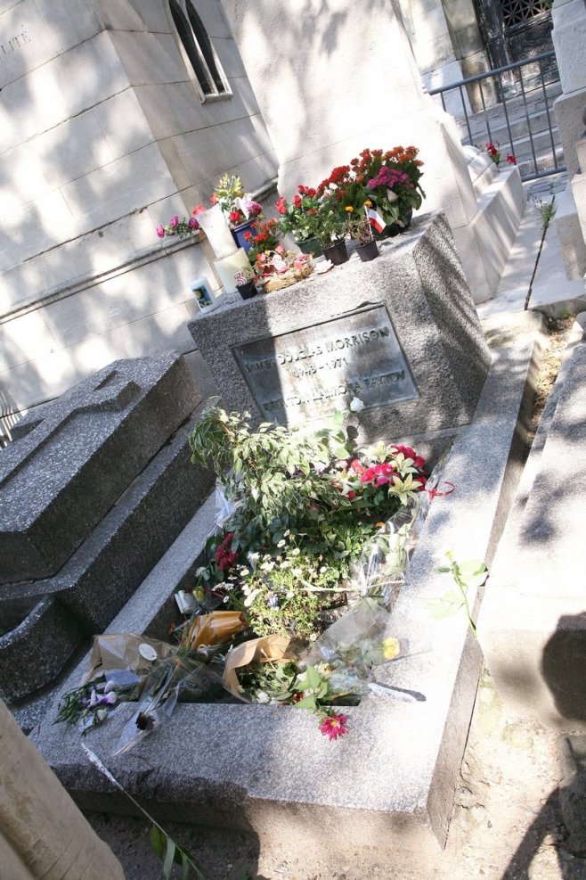 La tombe fleurie de Jim Morrison