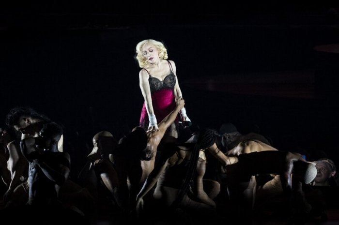 Madonna avec ses danseurs en tournée à Londres