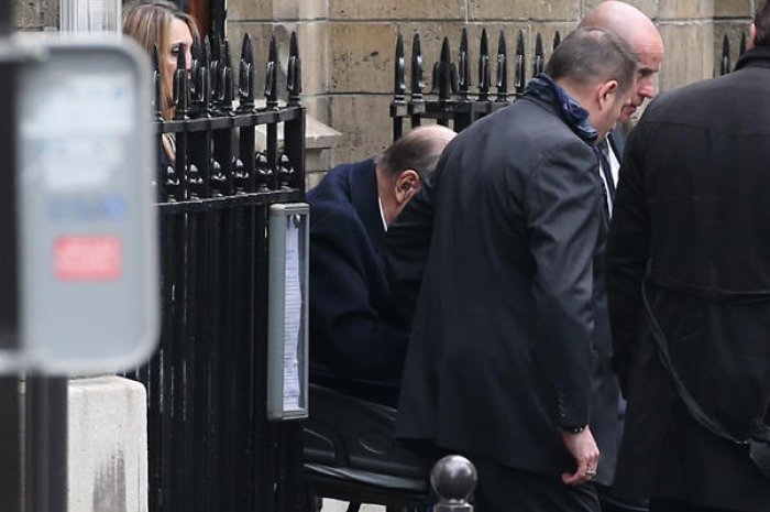 Jacques Chirac en fauteuil roulant aux obsèques de sa fille, Laurence