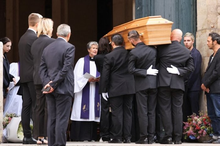 Le cercueil de Jane Birkin entrant à l'église Saint-Roch