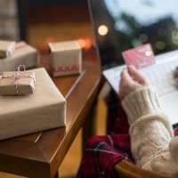 Noël : préférez-vous faire vos achats en ligne ou en magasin pendant la période des fêtes ?