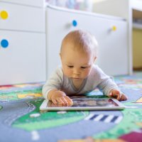 Tablette, télévision... Faut-il interdire l'usage des écrans aux enfants de 3 ans et moins ?
