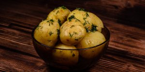 Cet ustensile cuit vos pommes de terre en moins de 5 minutes 