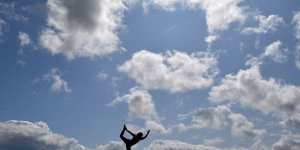 Yoga extrême : une femme de 23 ans fait une chute de six étages