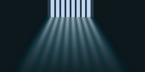 Contraint d’écouter en boucle un tube insupportable, un détenu s’est suicidé dans sa cellule