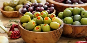 Comment dénoyauter une olive avec un entonnoir ?