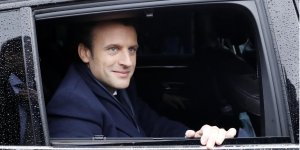 Parapluie en titane, voiture blindée... : comment Emmanuel Macron est-il protégé ?