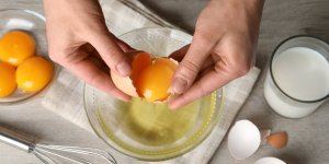 L'astuce improbable pour récupérer une coquille d'œuf dans un bol