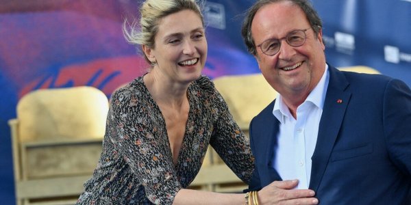  Julie Gayet et François Hollande : les amoureux main dans la main au Festival du film d'Angoulême