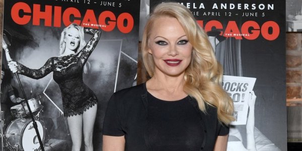 Pamela Anderson à Broadway : découvrez ses tenues osées sur le tapis rouge