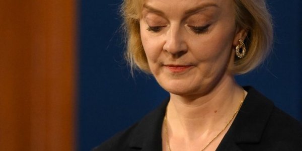 Royaume-Uni : en difficulté, Liz Truss fait son mea culpa et s’accroche à son poste