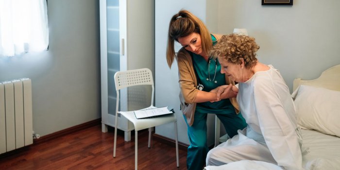 Infirmière à domicile, garde de nuit : quelles solutions privilégier pour vos aînés ?